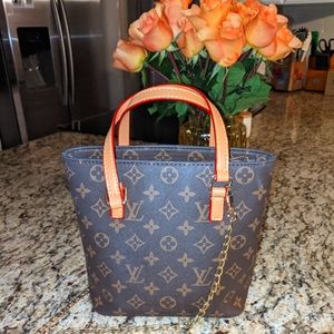 Crossbody bag with gold chain.